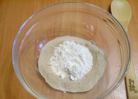 1. Этап. Блины гречневые без дрожжей: Смешиваем муку пшеничную и гречневую. Добавляем щепотку соли.