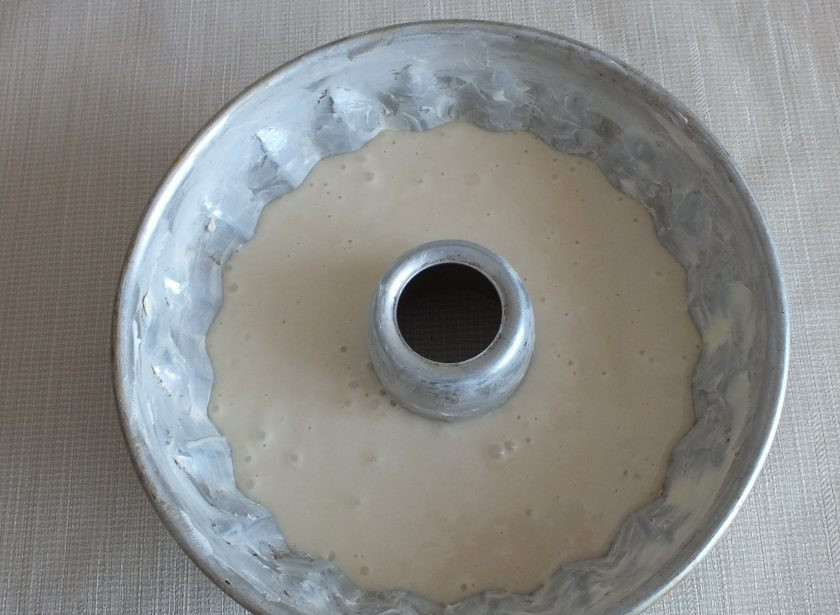 1. Этап. Итальянский кекс: Разогрейте духовку до 180 градусов. Смажьте форму для кекса (диаметр 26-28 см) маслом. Вылейте тесто в форму. Поставьте выпекаться кекс на 45 минут в разогретую духовку.