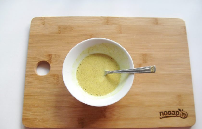 1. Этап. Горчичный кекс: В отдельную посуду выложите соду и горчичный порошок. Залейте кипятком и быстро перемешайте, после этого смесь вспенится.