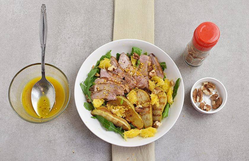 1. Этап. Салат из утки: Полейте салат остатками заправки, посыпьте еще чили и подавайте к столу. По желанию можно добавить немного орехов – любых, но поджаренных.