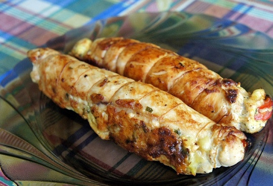 1. Этап. Куриный рулет с сыром и зеленью: 5. После переложите на противень и отправьте в духовку. Запекайте при температуре 180 градусов около 20 минут до готовности. После остудите и перед подачей на стол нарежьте острым ножом на аккуратные ломтики.