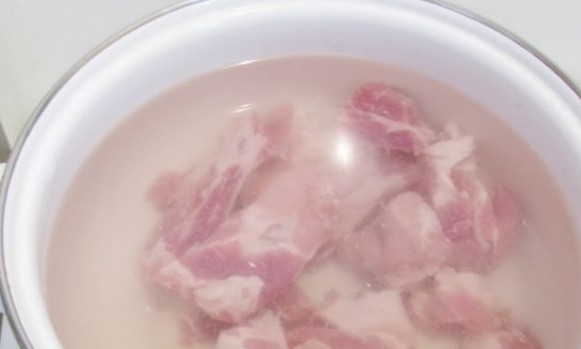 1. Этап. Борщ на свиных ребрышках: 2. Отправить ребра в кастрюлю и залить холодной водой. Когда закипит, убрать появившуюся пену и оставить вариться на медленном огне 1.5 часа.