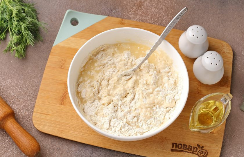 1. Этап. Вареники с адыгейским сыром и зеленью: Частями введите муку.