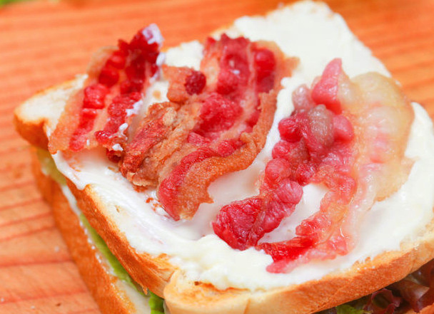 1. Этап. Клаб сэндвич: Обжарьте на сковороде 2-3 кусочка бекона, пока он не станет хрустящим. На второй 