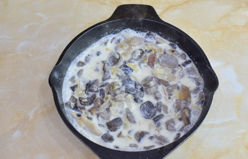 1. Этап. Печень в горшочках по-русски: Залейте грибы сливками и доведите все до кипения.