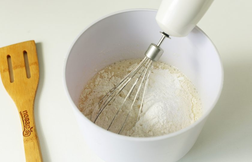 1. Этап. Кекс с облепихой: Добавьте муку и разрыхлитель.