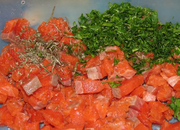 1. Этап. Пирожки с красной рыбой: 1. Рыбку вымыть и немного обсушить, нарезать мелкими кубиками. В рецепт приготовления пирожков с красной рыбой можно использовать форель, лосось или семгу, например.