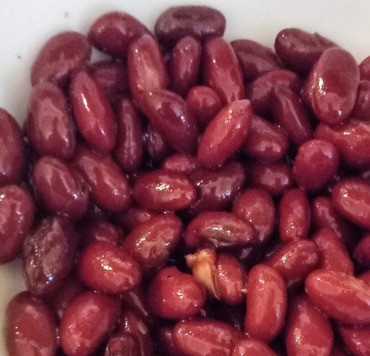 1. Этап. Салат из тунца, фасоли и помидоров: Процедить фасоль, посолить, поперчить.