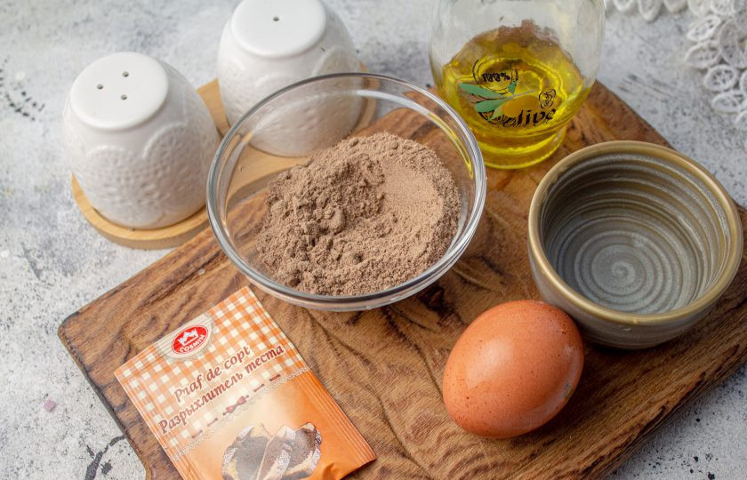 1. Этап. Льняная лепёшка без пшеничной муки в микроволновке: Подготовьте все ингредиенты. Если у вас нет льняной муки, а есть только семена, то измельчите их в кофемолке или блендере.