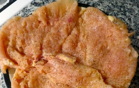 1. Этап. Сальтимбокка из курицы: Куриное филе вымойте и обсушите бумажными полотенцами. Разрежьте его вдоль на несколько частей. Отбейте молотком, предварительно завернув в пищевую пленку. Посолите и поперчите по вкусу каждый кусочек с обеих сторон.