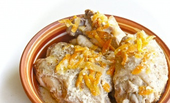 1. Этап. Тушеная курица в кастрюле: 5. Тушите под крышкой на маленьком огне 50 минут. Тушеная курица в кастрюле готова. Приятного аппетита!