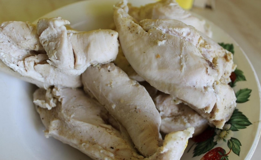 1. Этап. Лаваш с начинкой: 1. Мою филе, затем помещаю его в кастрюлю, заливаю водой и отправляю на огонь. После закипания убавляю огонь, солю и варю 30-35 минут. Готовое филе выкладываю на тарелку и остужаю.