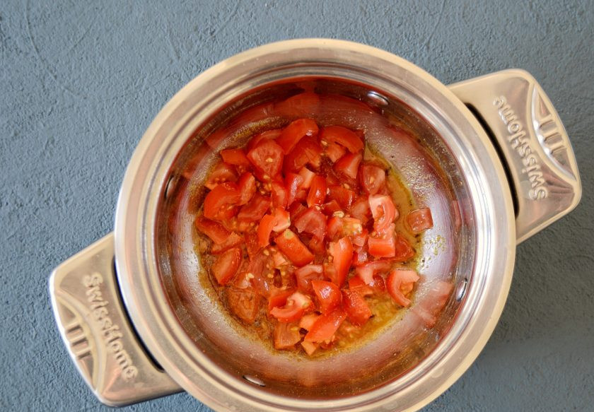 1. Этап. Кичри: Добавьте в кастрюлю нарезанные крупными ломтикам помидоры. Обжаривайте их до выделения сока пару минут.