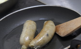 1. Этап. Картофельные колбаски: 10. Обжариваем с двух сторон, после чего ставим в разогретый до 160 градусов духовой шкаф на полчаса.