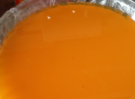 1. Этап. Желейный торт без выпечки: Заливаем торт приготовленным желе. Ставим в холодильник еще на 2 часа.