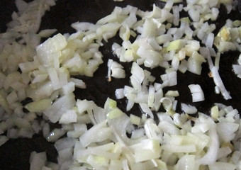 1. Этап. Рассольник с колбасой: Лук обжарить на масле.