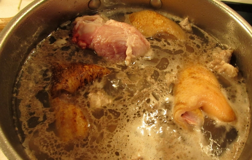 1. Этап. Томатный суп с капустой и мясом: Оставшиеся от окорока кожу и кости сложите в кастрюлю с водой, к ним добавьте бекон. Варите бульон полтора часа.