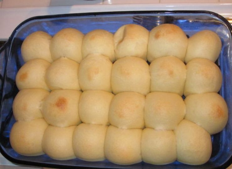 1. Этап. Пышное тесто для пирожков на молоке: Отправляйте пирожки выпекаться в разогретую до 180 градусов духовку на 15 минут до появления золотистой корочки.