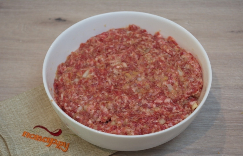 1. Этап. Котлеты под соусом Бешамель: К фаршу добавьте соль, перец, специи по вкусу, 4-5 ст. ложек молотых сухарей. Влейте стакан воды, замесите однородный фарш.