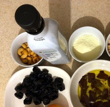 1. Этап. Шоколадные конфеты с черносливом и кешью: 1. Растапливаем сливочное масло с темным шоколадом на водяной бане. 2. Моем и вытираем лимон и апельсин. Натираем их цедру на мелкой терке.