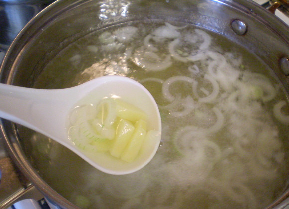 1. Этап. Постный зеленый борщ: Кладем их в кипящую воду. Варим с момента закипания 15 минут.