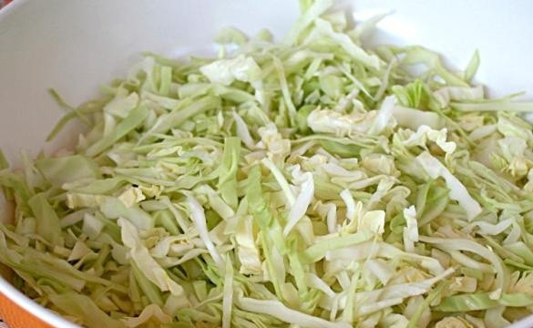 1. Этап. Капуста с говядиной в мультиварке: 2. Капусту пошинкуйте, морковь почистите и нарежьте соломкой.