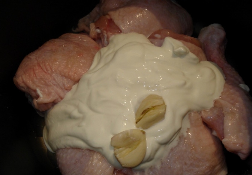 1. Этап. Курица в мультиварке в сметане: Теперь добавляем сметану, лавровый лист, раздавленный чеснок, специи по вкусу и солим все.