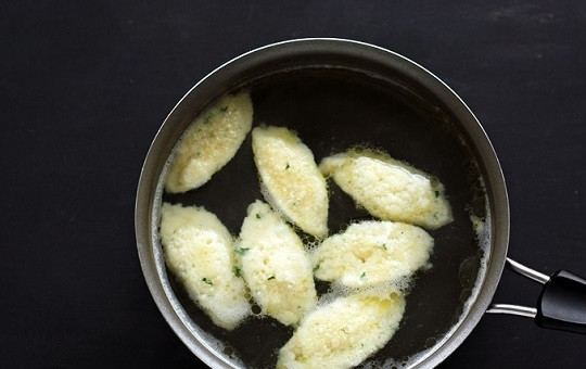 1. Этап. Бульон с клецками: 4. Доведите бульон до кипения. Опустите туда клецки. После повторного закипания уберите огонь до минимума и варите всё минут 15-20.