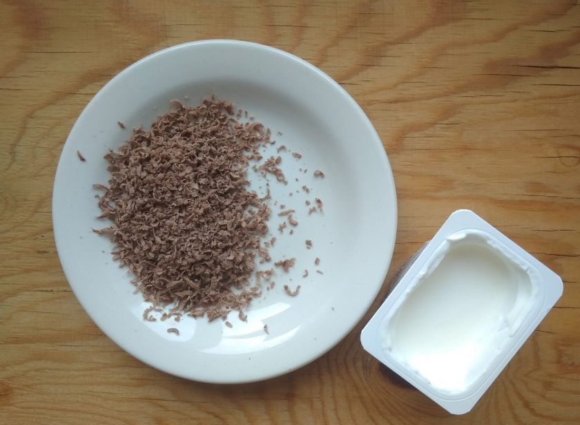 1. Этап. Шоколадный ласси: 2. Сначала натрите шоколад на мелкой тёрке.