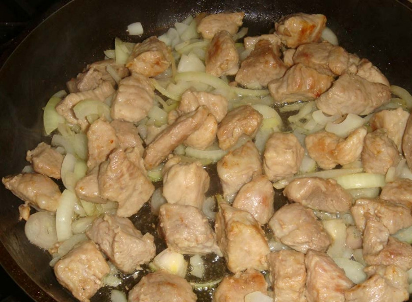 1. Этап. Гуляш из говядины по-венгерски: Мясо порежьте кусочками, лук полукольцами. Обжариваем в глубокой сковороде.