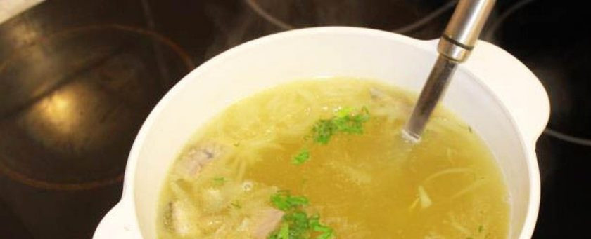 1. Этап. Солянка из осетра: После чего бульон опять поставьте на огонь, отправьте в него катрофель и мелко нарезанный лук. Спустя 15 минут кипения добавьте в бульон подготовленные кусочки осетрины и проварите уху еще 7-10 минут.