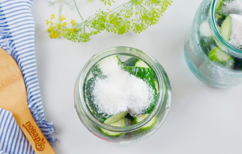 1. Этап. Маринованные огурцы в литровых банках: Добавьте соль, сахар.