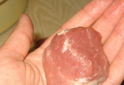 1. Этап. Шашлык по-осетински: Нарезать мясо крупными кусками.