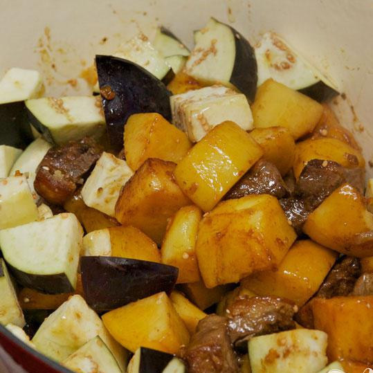 1. Этап. Тушенная утка с баклажанами и картофелем: Добавьте в кастрюлю и влейте туда 1/2 чашки воды. Посолите по вкусу.