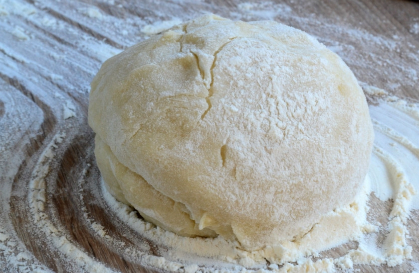 1. Этап. Торт Парижский коктейль: Добавьте еще немного муки и замесите мягкое тесто.