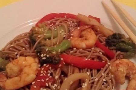 1. Этап. Соба с морепродуктами: Выкладываем на тарелку и посыпаем кунжутными семечками, которые лучше слегка подсушить заранее.