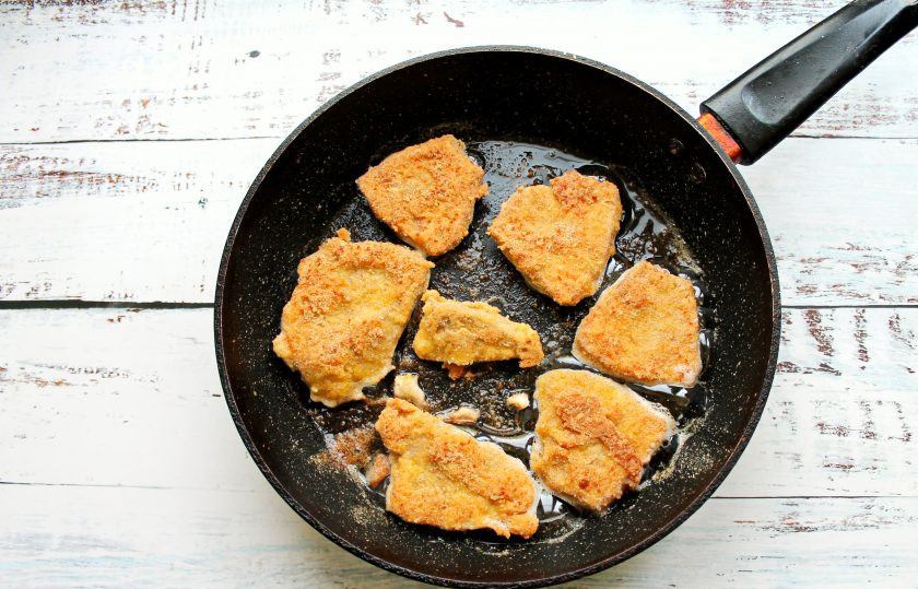 1. Этап. Берлинский шницель: Запанируйте куски в панировочных сухарях и обжарьте на сковороде в горячем масле на среднем огне до румяной корочки. Снимите берлинский шницель со сковороды и подавайте к столу.