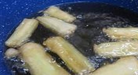 1. Этап. Жареный сельдерей (стебли): Окуните кусочки сельдерея в кляр и обжарьте в кипящем растительном масле.