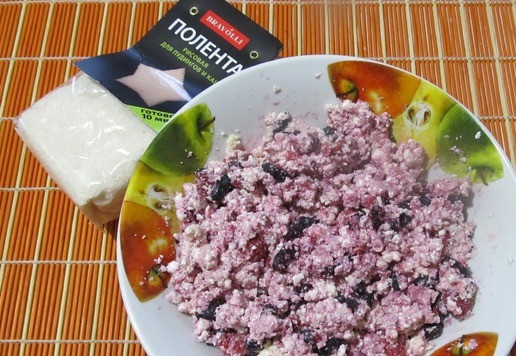 1. Этап. Творожный кекс с ягодами и полентой: В творожную смесь аккуратно вмешать полуразмороженные ягоды.