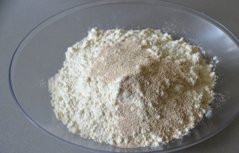 1. Этап. Пицца Суприм: Всыпьте дрожжи в муку, перемешайте.