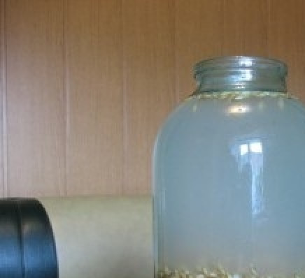 1. Этап. Квас из ячменя: Банку оставляем в теплом месте на 4 часа, для процедуры брожения. Можно настаивать и дольше - это напрямую влияет на вкус кваса. Чем дольше бродит - тем резче и кислее будет напиток.