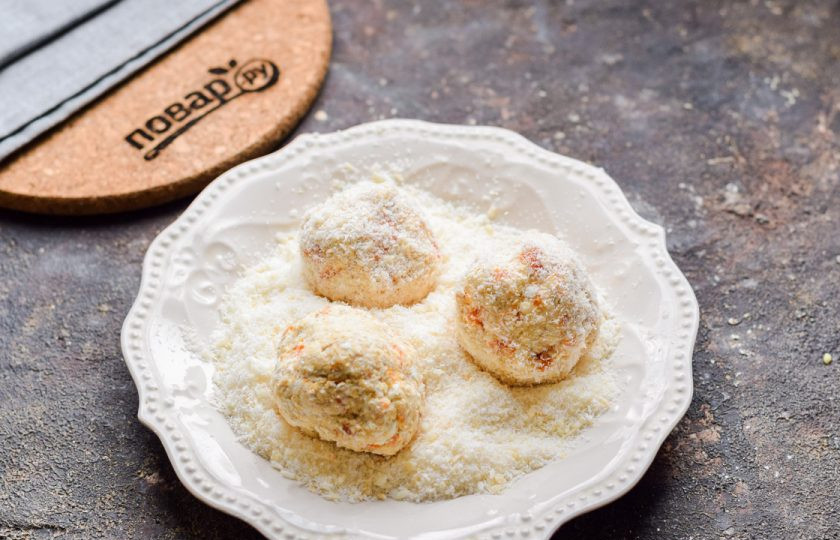 1. Этап. Творожное печенье с курагой: Скатайте небольшие шарики и притрусите их кокосовой стружкой.