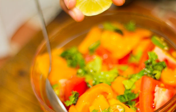 1. Этап. Салат с манго и помидорами: Собрать все ингредиенты в большой миске, сбрызнуть соком лайма.