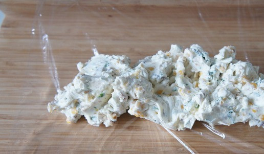 1. Этап. Сырная закуска с орехами: Всё хорошо размешать, приправить и выложить на пищевую плёнку.