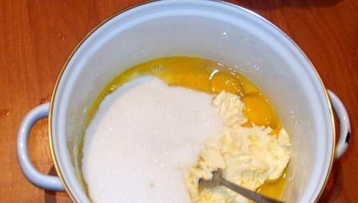 1. Этап. Домашнее печенье на скорую руку: В посуде, в которой будем делать тесто, смешиваем масло комнатной температуры, яйца, сахар и мед.