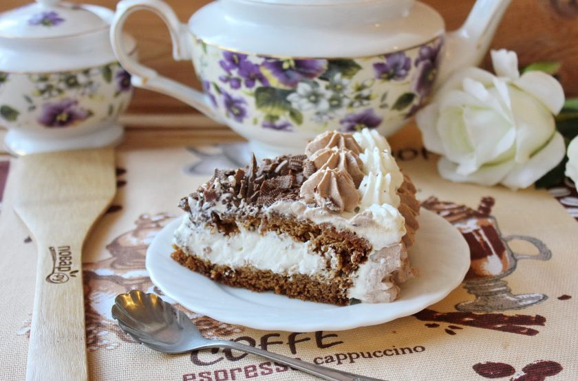 1. Этап. Торт Сердце из медовых коржей: Нарежьте торт и подавайте к чаю.