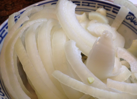 1. Этап. Печень с грибами: 2. Луковицу очистить и нарезать полукольцами.