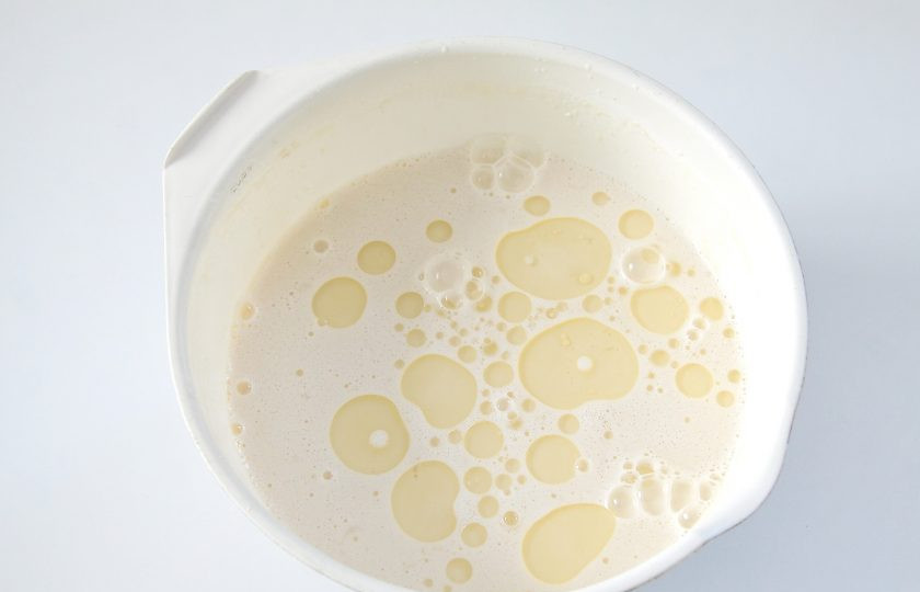 1. Этап. Блинный торт: 4. Перемешайте тесто до исчезновения комочков и влейте растительное масло.