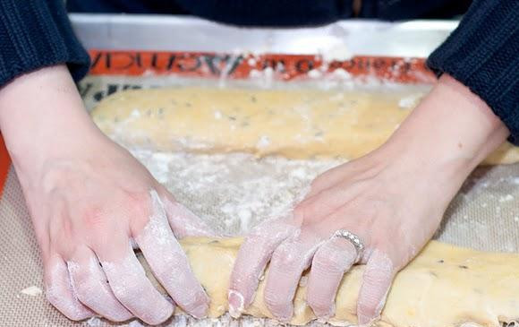 1. Этап. Медовые бискотти с лавандой: 3. Посыпать руки мукой и раскатать каждую половину в прямоугольник около 30 см в длину и 5 см в ширину.