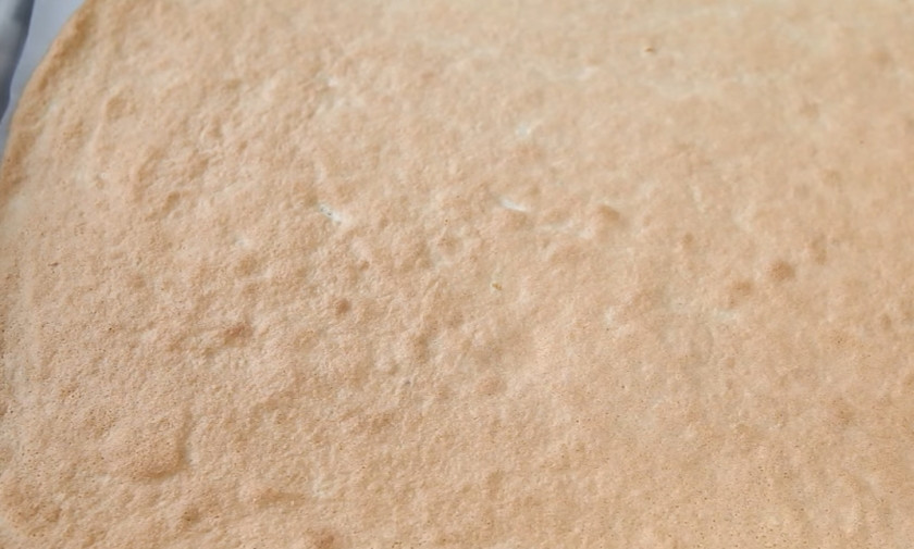 1. Этап. Рулет лимонный: 5. Накройте бисквит влажным полотенцем, оставьте так до полного остывания.